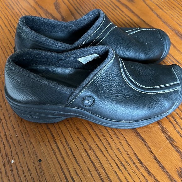 Keen Women’s slip on shoe. - Picture 6 of 7